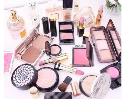 22歲女大學(xué)生化妝品過敏引發(fā)多器官衰竭，ICU16天后家人含淚放手